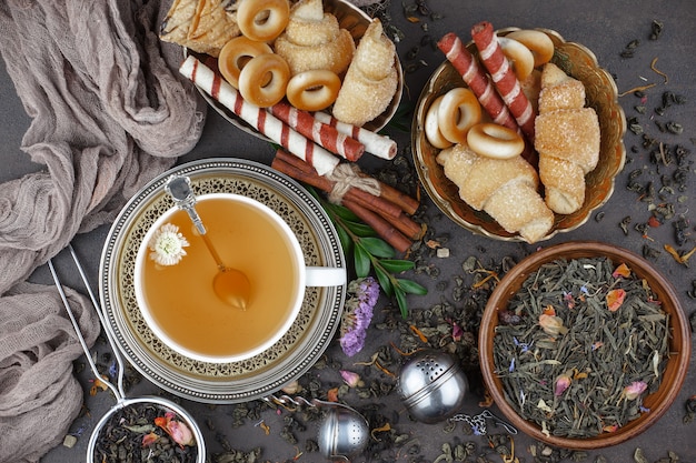 Té caliente en una taza sobre un fondo antiguo