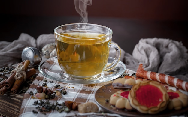 Té caliente en una taza sobre un fondo antiguo