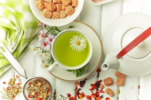 Té caliente en una taza sobre un fondo antiguo