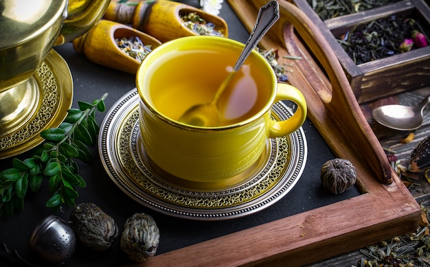 Té caliente en una taza sobre una superficie vieja