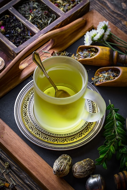 Té caliente en una taza sobre una superficie vieja