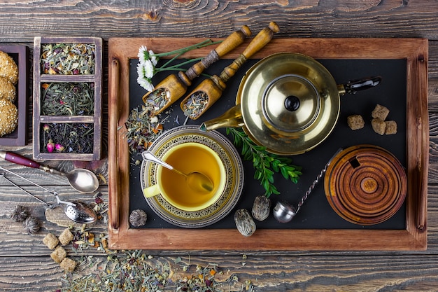 Té caliente en una taza sobre una superficie vieja