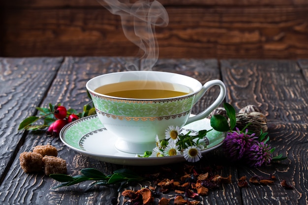 Té caliente en una taza sobre una superficie vieja