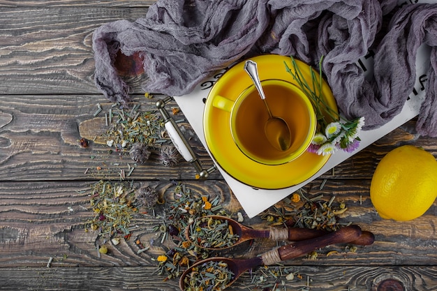 Té caliente en una taza sobre una superficie vieja