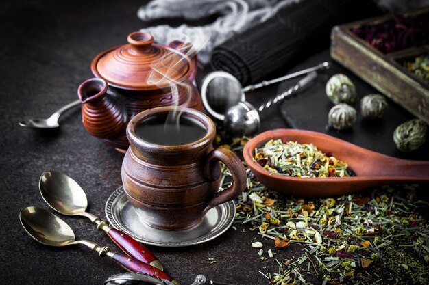 Té caliente en una taza sobre una vieja mesa.