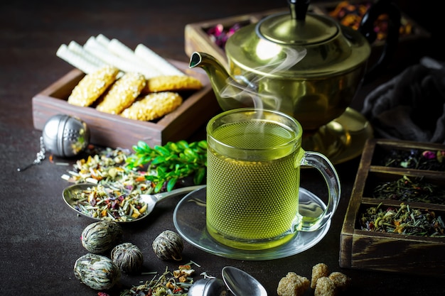 Té caliente en una taza sobre una vieja mesa.