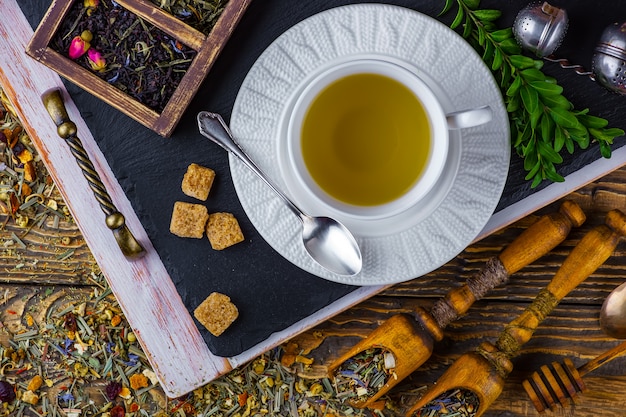 Té caliente en una taza sobre una vieja mesa.