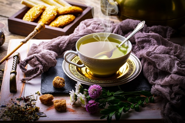 Té caliente en una taza sobre una vieja mesa.