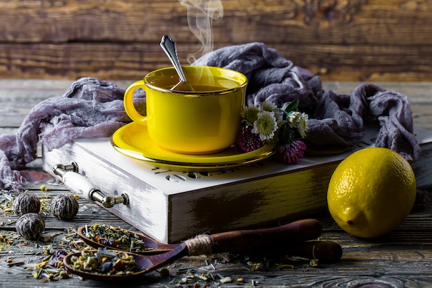 Té caliente en una taza sobre una vieja mesa.