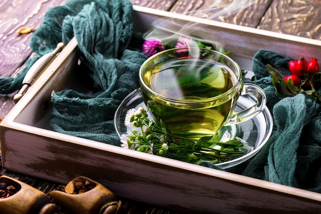 Té caliente en una taza sobre una vieja mesa.