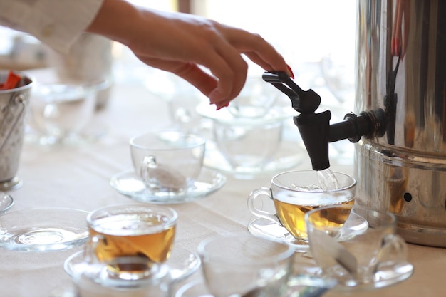 té caliente en una taza de vidrio transparente en un evento