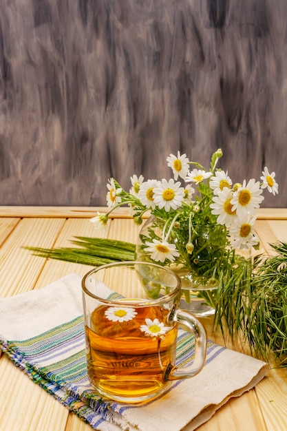 Té de camomila. Flores frescas, concepto de bebida caliente de verano. Medicina alternativa, estilo de vida