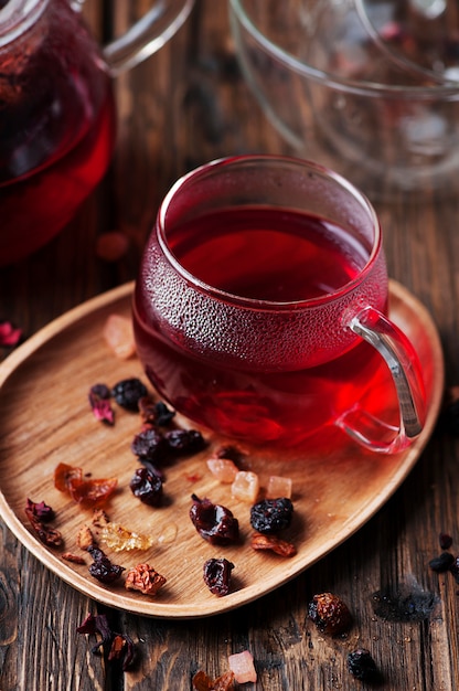 Té candente en la mesa de madera