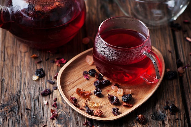 Té candente en la mesa de madera