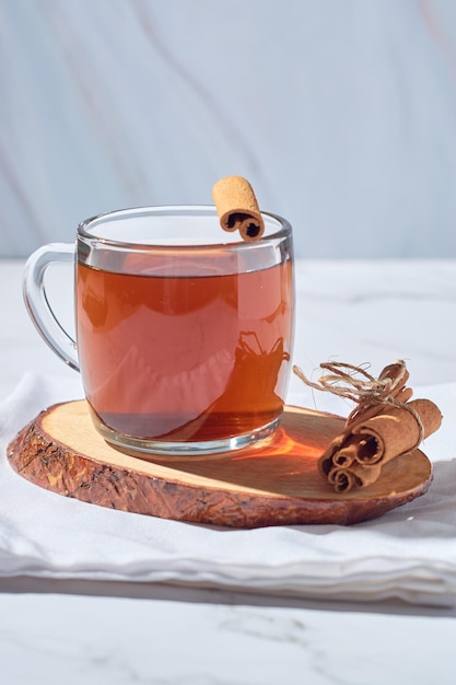 Té de canela caliente en vasos de vidrio