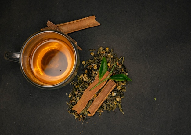 Té de canela con taza y tetera