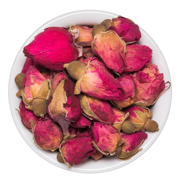 Té de capullos de rosa secos aislado en blanco