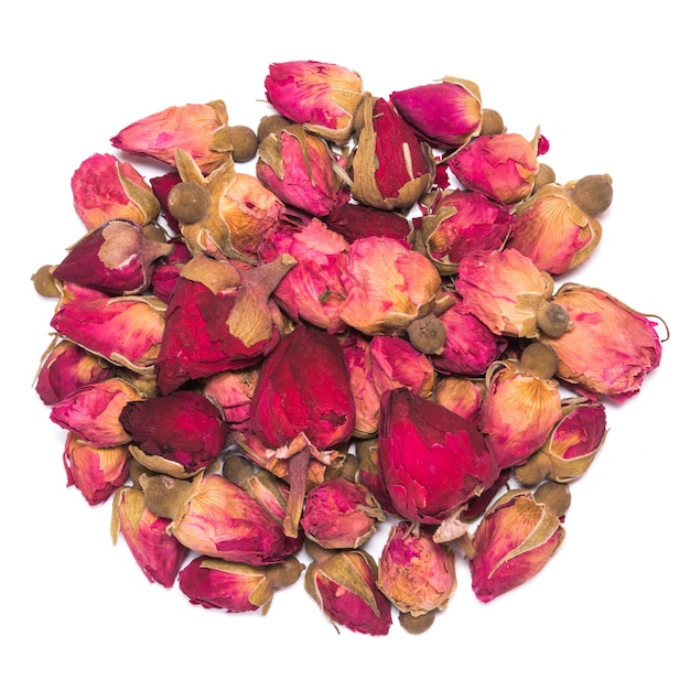 Té de capullos de rosa secos aislado en blanco