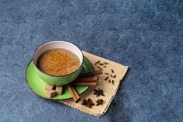 Té chai Masala tradicional indio en una taza