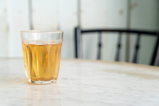 Té chino caliente en vaso sobre la mesa