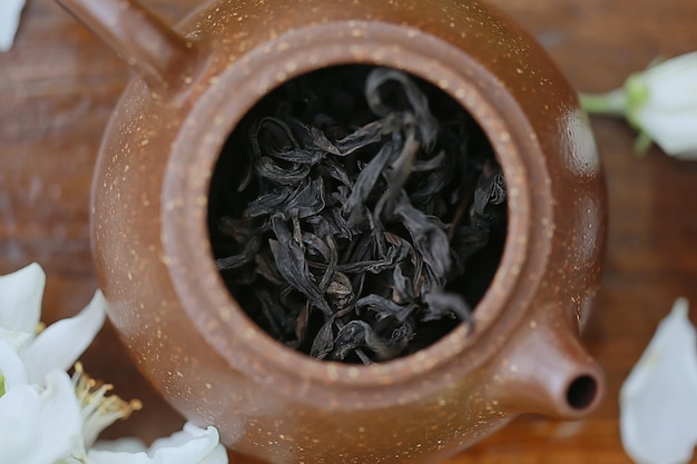 té chino de hoja grande en una tetera, infusión