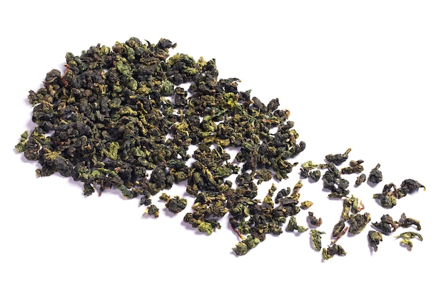 Té chino Tieguanyin esparcido sobre un fondo blanco.