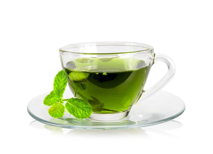 Té de crisantemo en un vaso aislado en un fondo blanco