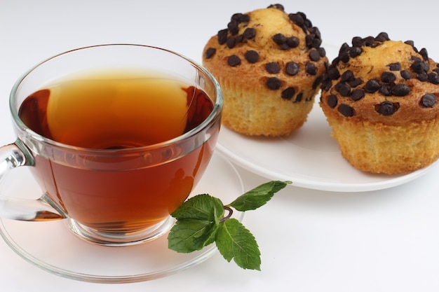 Té y cupcakes sobre un blanco