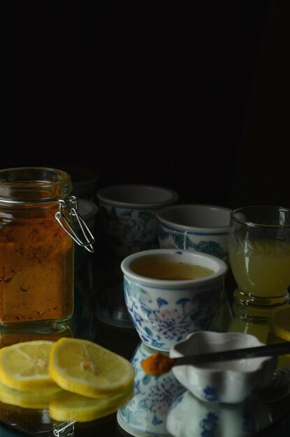 Foto té de cúrcuma con limón en tazas asiáticas vintage