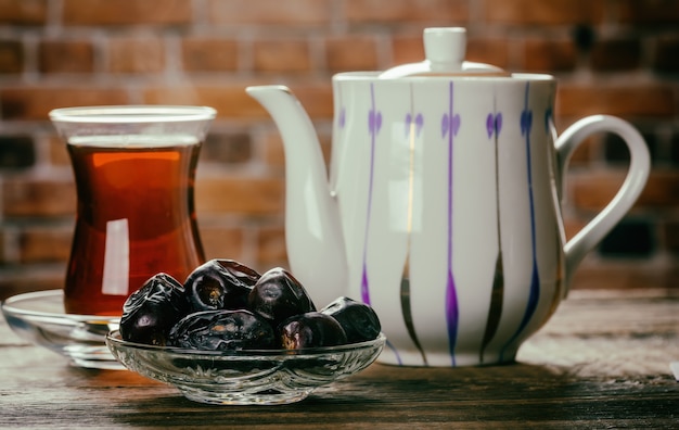 Té con dátiles en mesa de madera