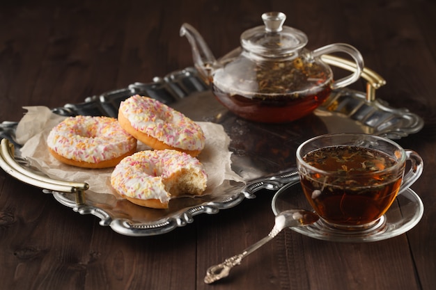 Té para el desayuno con rosquillas recién hechas