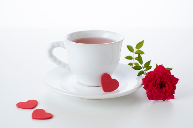 Té para el día de san valentín y flor roja.