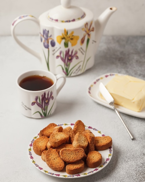 Té dulce y café. Galletas, pretzels, galletas saladas. Dulces alegrías para el té