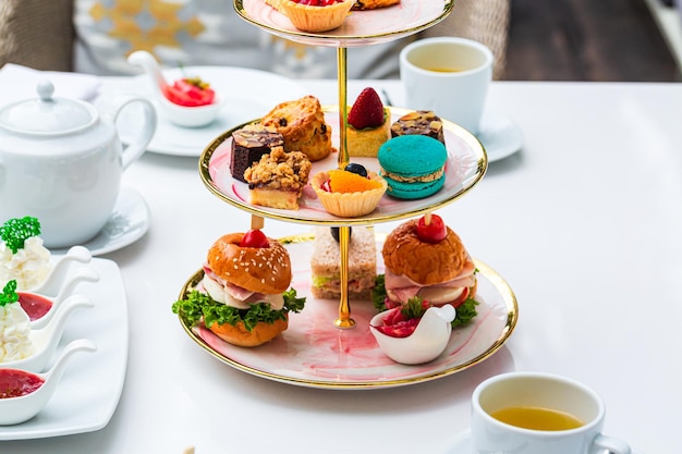 té y dulces,Té de la tarde inglés tradicional con una selección de pasteles y sándwiches