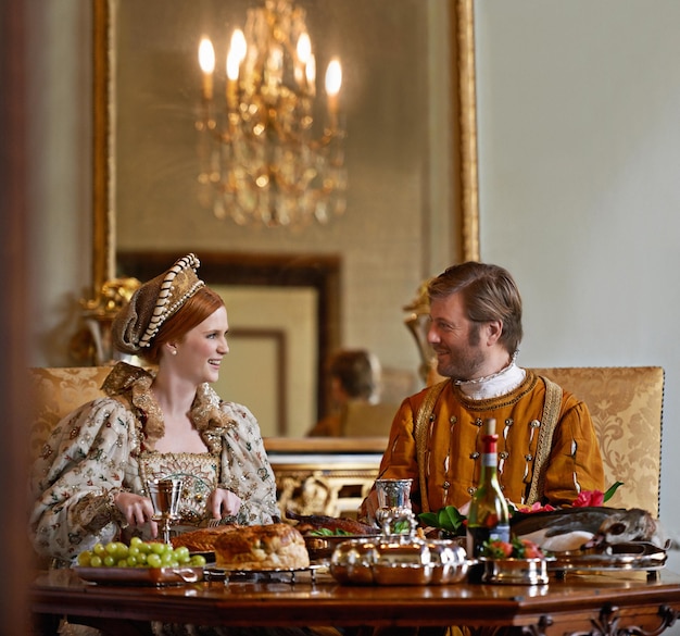 Té con la duquesa Un rey y una reina majestuosos disfrutando de una comida juntos