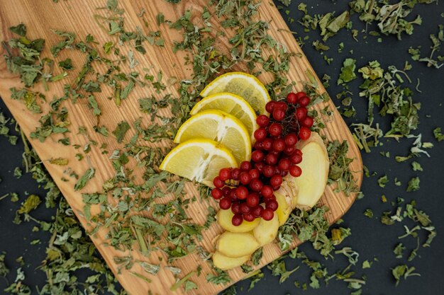 Té e ingredientes. Remedios caseros naturales para la gripe y el resfriado. Fondo de madera. Té verde.