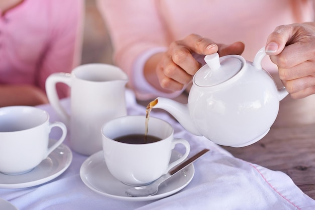 El té es sabiduría líquida Toma de una mujer sirviendo café