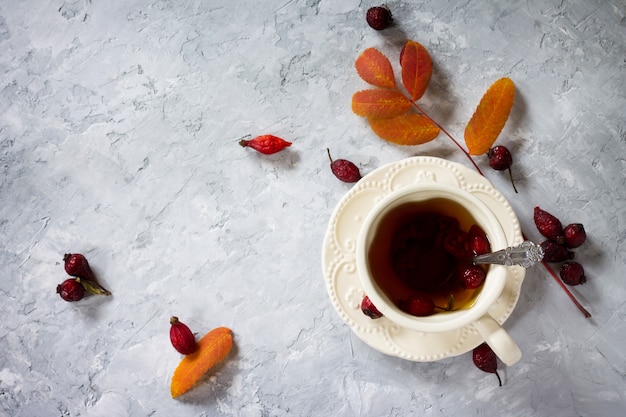 Té de escaramujos en una taza de cerámica