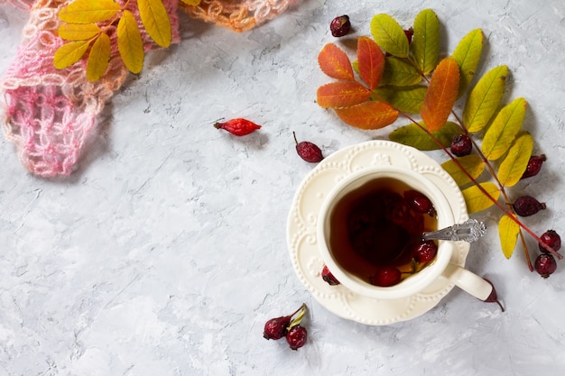 Té de escaramujos en una taza de cerámica