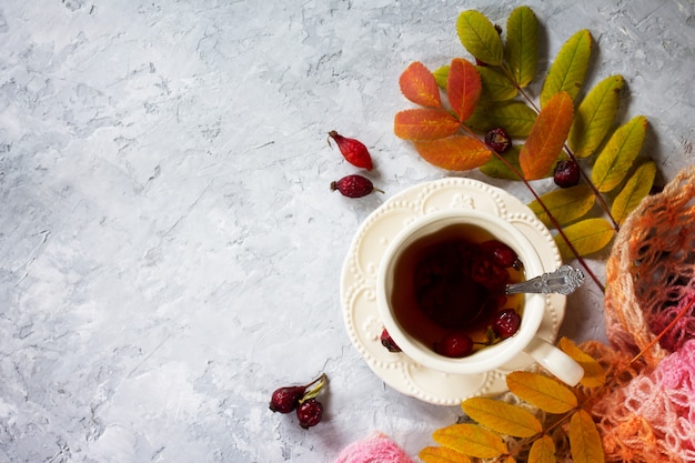 Té de escaramujos en una taza de cerámica