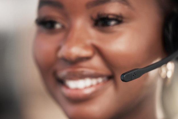 Te escucho alto y claro Captura de una mujer joven usando un auricular en una oficina moderna