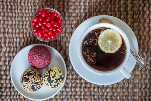 Té de especias que consiste en canela, pimienta negra, cardamomo, anís estrellado, clavo de limón y jugo de manzana caliente Vista superior de cierre