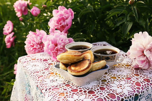 Té en estilo campestre en el jardín de verano en el pueblo