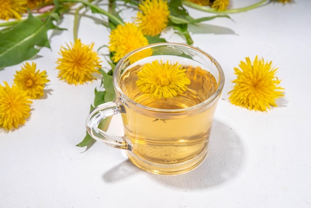 Foto té de flores de hierbas de la planta de diente de león