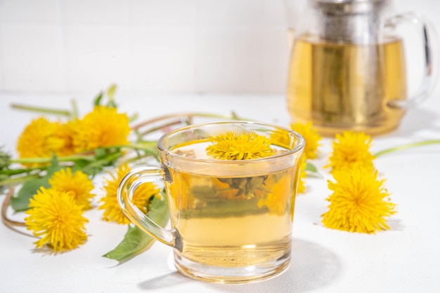 Foto té de flores de hierbas de la planta de diente de león