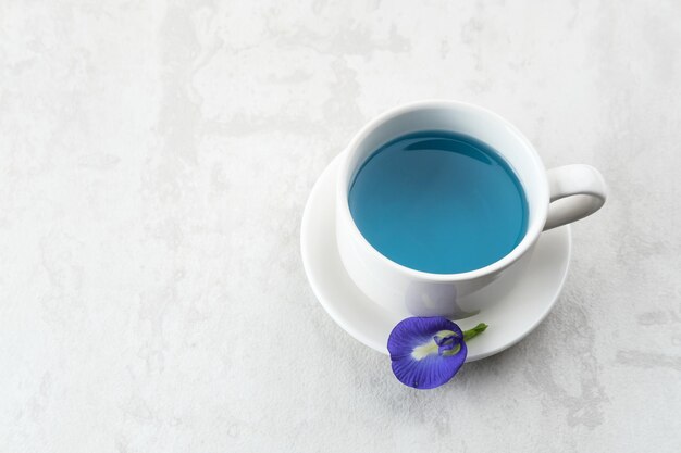 El té de flores de mariposa Teh Telang o té azul es un té de hierbas hecho de la flor de la planta Clitoria ternatea