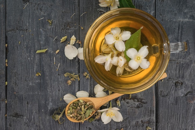 Té de flores con pétalos de jazmín elaborado en un bol de vidrio. Una bebida tonificante que es buena para la salud.