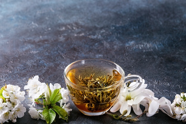 Té con flores de primavera