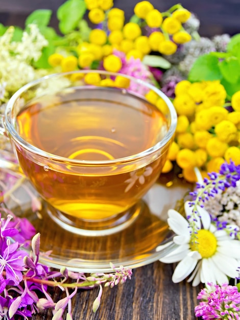 Té de flores silvestres en vaso de vidrio a bordo