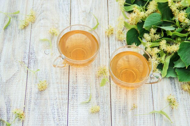 Té y flores de tilo. Enfoque selectivo